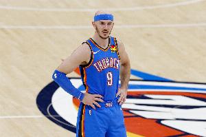 板凳匪禿！卡魯索10中4貢獻(xiàn)10分3板3斷1帽 三分5中2