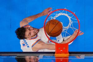 攻防一體切特8中6高效拿下18分8籃板 另送5記封蓋捍衛(wèi)禁區(qū)