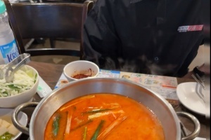 手戴理查德米勒！JKL女友吳55曬照：JKL身著黑色短袖坐在對(duì)面