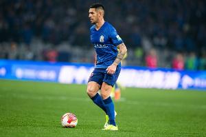 記者：路易斯腰部受傷已經(jīng)有段時(shí)間，教練組決定本輪讓他休息