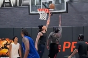 訓練師曬杰倫-格林近期5v5視頻 過人上籃一氣呵成