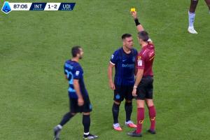 眼神怒氣溢出勞塔羅被吹犯規(guī)，怒視+抱怨裁判被出黃牌