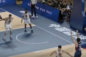 手起刀落！香港金牛孫晨然命中兩記三分 貢獻(xiàn)10分2板3助！