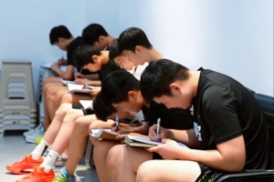 俱樂(lè)部深入貫徹體教融合！青年隊(duì)每周3節(jié)文化課 體育教育一起抓！