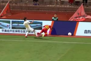 仍無(wú)法杜絕危險(xiǎn)？國(guó)際足聯(lián)規(guī)定：廣告牌距離邊線至少需1米