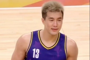 郭艾倫聚星名人賽狂砍43分率隊贏球 獲得個人首個MVP獎杯