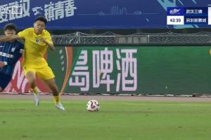 風云突變？楊一鳴被判肘擊直紅罰下，新鵬城領先1分鐘后少打1人