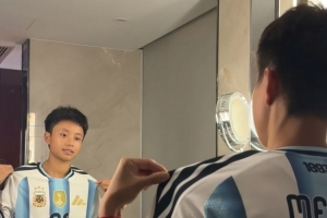 球王的小迷妹張琳艷社媒曬照，上身最新款阿根廷梅西10號球衣