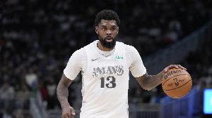 幸無大礙！馬紹爾搶板被夾擊受傷倒地 被攙扶離場(chǎng)治療后迅速回歸