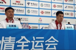 杜潤旺：去杜鋒指導(dǎo)房間開會(huì) 看他床頭放很多藥 教練組確實(shí)不容易