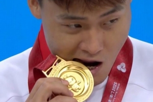 這次咬的是自己的！4年前的全運(yùn)會上 趙睿曾咬過周琦的金牌