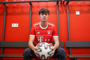 意媒：拜仁二隊(duì)18歲中場(chǎng)哈維爾·費(fèi)爾南德斯被推薦給拉齊奧