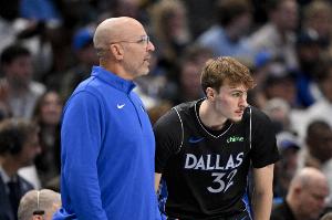 基德：弗拉格被絆倒時隊友都想保護他 在場上也有很多的交流表態(tài)