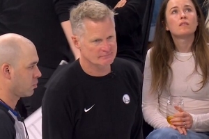 難了！庫里帶球攻筐被吹進攻犯規(guī) 科爾選擇挑戰(zhàn)但以失敗告終