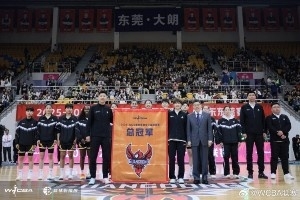 東莞新彤盛女籃獲頒總冠軍戒指 并被授予總冠軍旗幟