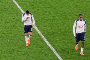 熱刺邊衛(wèi)波羅賽后對(duì)隊(duì)友發(fā)火且無(wú)視球迷，遭到抨擊：真惡心