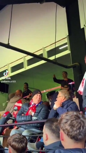 點(diǎn)燃德比安東尼在包廂激情慶祝，塞維球迷豎中指+辱罵+扔?xùn)|西