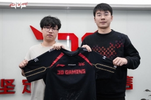 JDG曬照：與選手們的隊(duì)服合影來啦 2026一起加油！