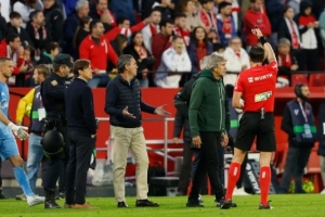 記者：塞維利亞被罰主場(chǎng)部分看臺(tái)關(guān)閉三場(chǎng)，并支付45000歐罰款