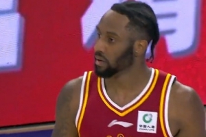 主攻手！諾威爾26中12砍全場(chǎng)最高30分外加5板3斷 正負(fù)值+4