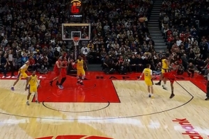 純個人能力！英格拉姆壓24秒艱難后仰出手 無礙皮球仍穿心命中