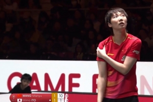 沒好利索！王曼昱在與伊藤美誠的比賽中，再次捏起此前受傷的肩膀