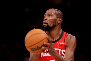 撐起球隊進(jìn)攻！杜蘭特半場13中8得20分2助 壓哨三罰助隊扳平