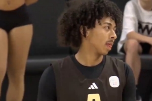 朱正OTE聯(lián)賽首發(fā)登場(chǎng)34分鐘 10中6得到15分4助4斷3帽率隊(duì)大勝