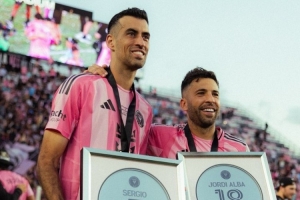 職業(yè)生涯圓滿(mǎn)結(jié)局！布斯克茨、阿爾巴奪冠后獲贈(zèng)紀(jì)念獎(jiǎng)?wù)? >
                                        </div>
                                    </div>
                                                                        <div   id=