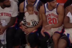 手里突然多個娃！哈特把兒子扔給米切羅 后者瞬間懵逼了