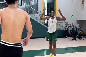 跑跳能力可以的！王俊杰輕松胯下?lián)Q手暴力扣籃驚呆旁人~~