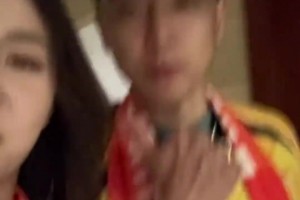 現(xiàn)場觀戰(zhàn)京魯大戰(zhàn)的后遺癥來了！高詩巖第二天還穿著王大雷球衣