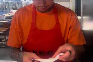 張琳芃愛妻：明明是陪我來吃個(gè)清蒸藍(lán)龍，怎么感覺變成了主刀醫(yī)生