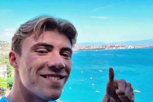 一家親！泰山球迷在路上遇到球隊(duì)大巴，雙方互相鳴笛致意