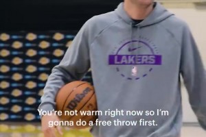 東契奇各種花式進球技巧，把八村看得一愣一愣的